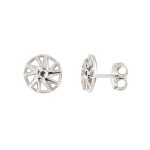 Details of the handmade single earring in rhodium-plated 925 silver and black diamond in the shape of a car wheel.