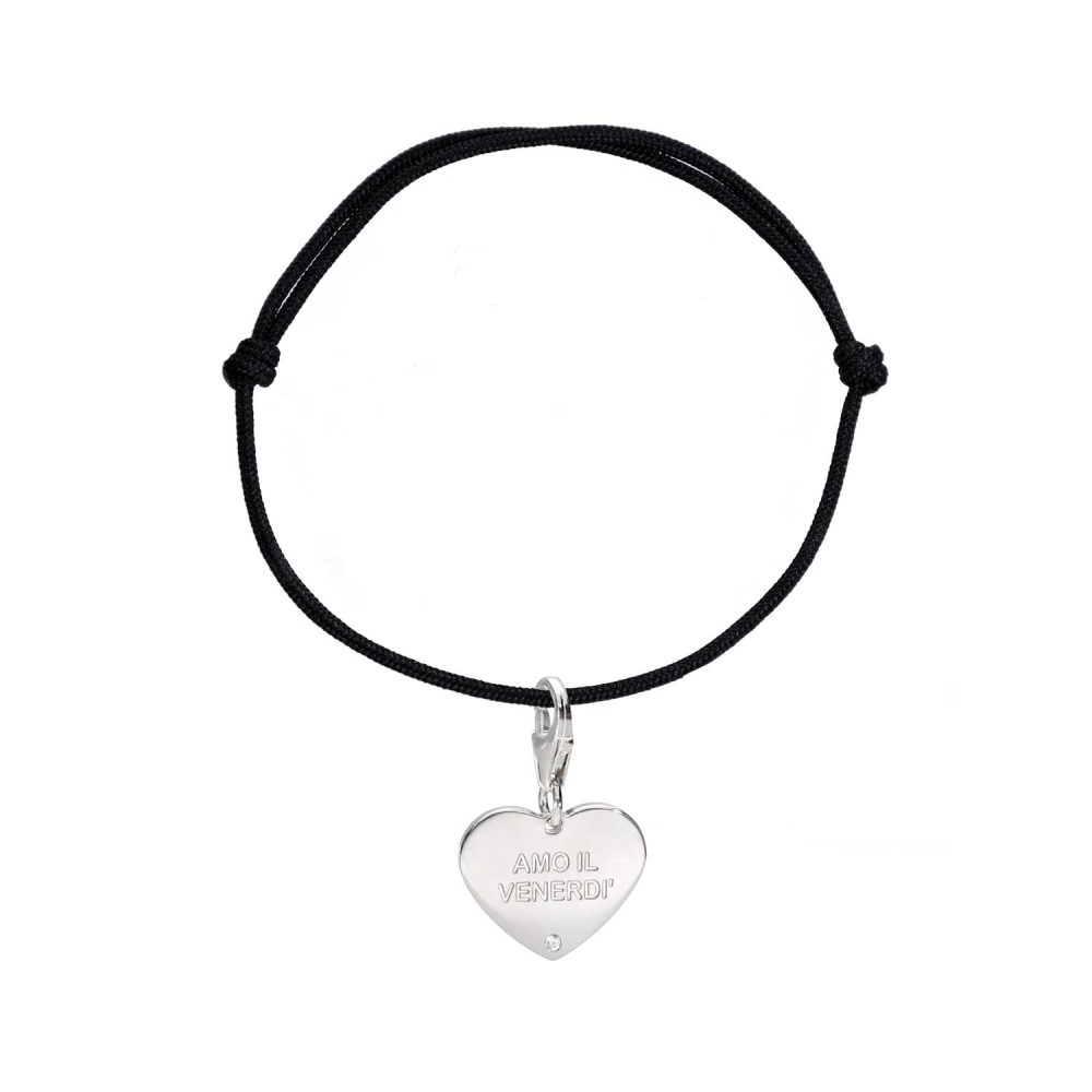 Charm a forma di cuore con scritta "Amo il venerdì" su braccialetto nero.