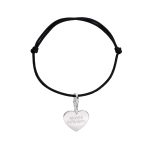 Charm a forma di cuore con scritta "Mare e infradito" su braccialetto in cotone nero.
