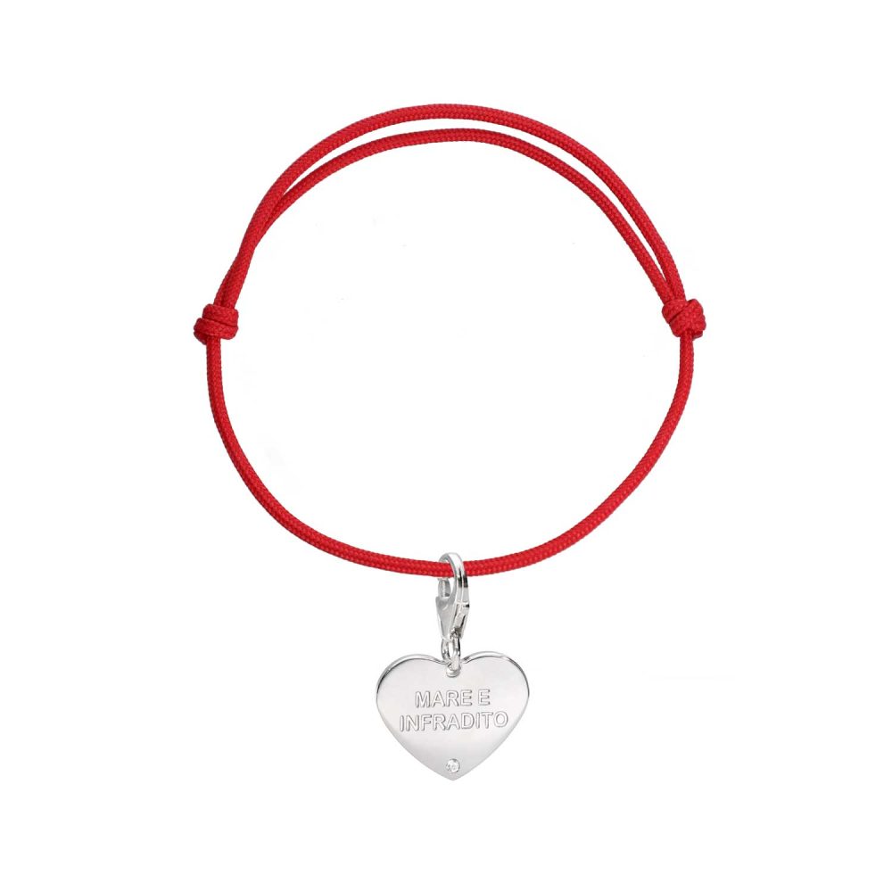 Charm a forma di cuore con scritta "Mare e infradito" su braccialetto in cotone rosso.