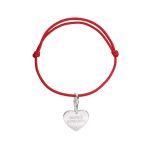 Charm a forma di cuore con scritta "Mare e infradito" su braccialetto in cotone rosso.